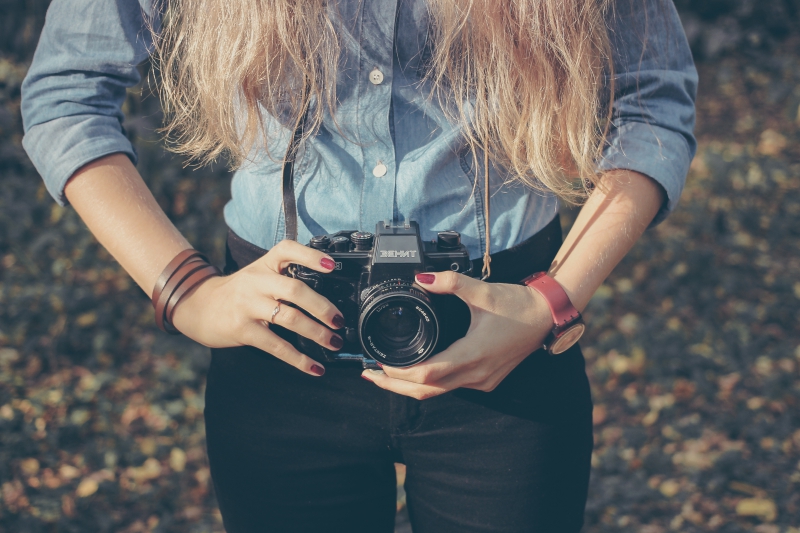 photographe-POURCIEUX-min_hand-person-girl-woman-camera-photography-614-pxhere.com